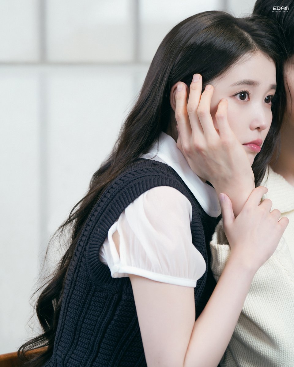 _IUofficial's tweet image. [📬]

하루 종일 &amp;lt;21세기 대군부인&amp;gt; 생각만 하는 거? 왜 안되냐구♡
Why can’t I spend all day thinking about &amp;lt;Perfect Crown&amp;gt;?

🔗 blog.naver.com/edament/224254…

#아이유 #IU
#21세기대군부인 #PerfectCrown