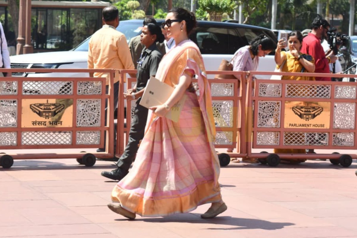 UNI_Photos's tweet image. In Photo | BJP MP Kangana Ranaut arrives at the Parliament premises in Delhi to attend the special session of Parliament today. 

📸: Prem Singh / UNI

 @KanganaTeam | #KanganaRanaut | #Parliament | #Delhi | #BJP | #Parliament2026 | #SpecialSessionOfParliament | #UNI