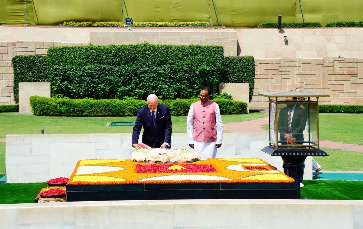 SikkimMedia's tweet image. Remembering the timeless ideals of Mahatma Gandhi 🙏

Austria’s Federal Chancellor Christian Stocker paid homage at Rajghat, laying a wreath and reflecting on Bapu’s enduring message of peace, non-violence, and global harmony. 🌍🕊️

#MahatmaGandhi #Bapu #Rajghat #Peace
