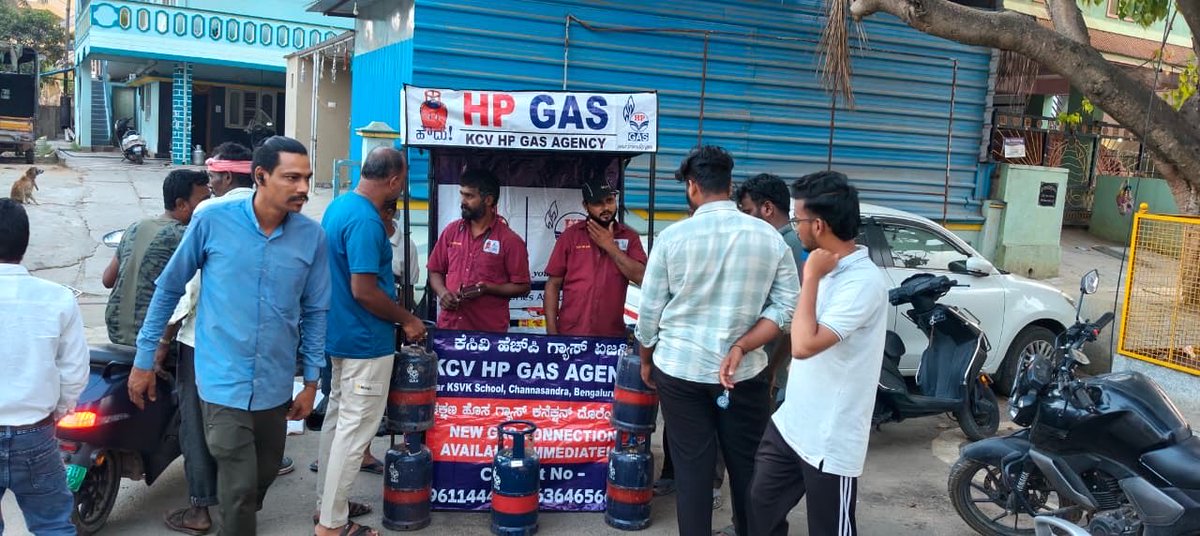 AjayMeena__'s tweet photo. HP urges migrant workers in Bangalore to stay calm and not fall for rumours Visit your nearest distributor with valid ID to avail 5 Kg Appu cylinder if needed.
We are committed to lighting up every kitchen @HPGAS_HQO 
@Dharmendra_1967 @HpclSz https://t.co/vjXwxUQqxL