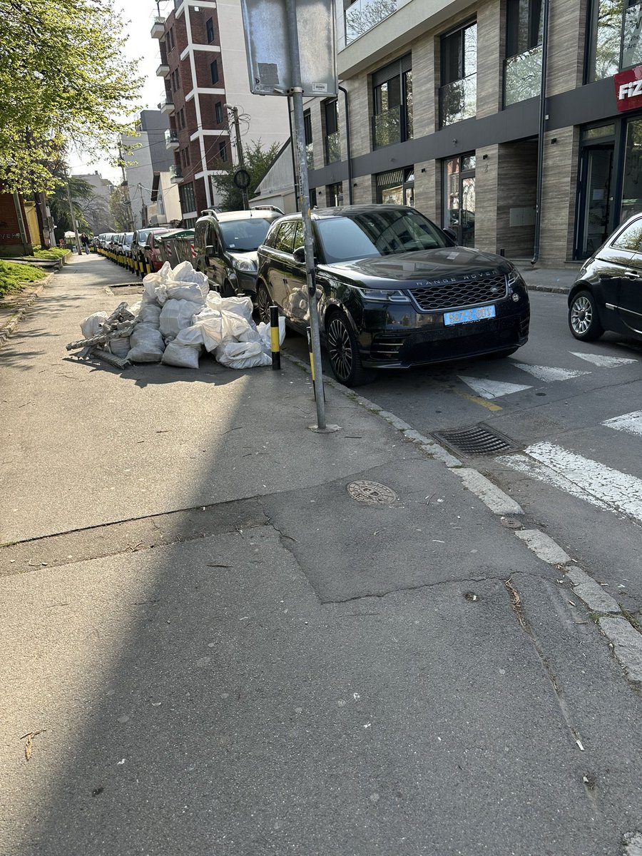 _workinthedark_'s tweet photo. @prijavi_problem 
Poštovani, na uglu Orlovica Pavla i Cuburske, pred samog sedišta zelenila i čistača, stoji ovaj šut već 5 dana. https://t.co/CcuAB3wEMh