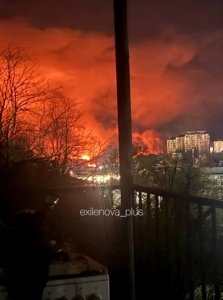 NOELreports's tweet image. Ukrainian drones struck Rosneft’s Tuapse refinery, hitting oil piers, storage tanks and power units. Locals reported many explosions overnight. #Russia
