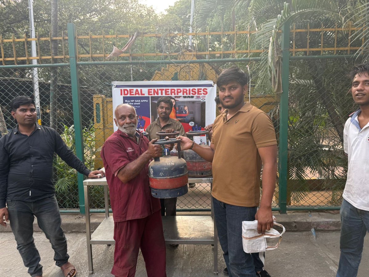 AjayMeena__'s tweet photo. HP urges migrant workers in Bangalore to stay calm and not fall for rumours Visit your nearest distributor with valid ID to avail 5 Kg Appu cylinder if needed.
We are committed to lighting up every kitchen @HPGAS_HQO 
@Dharmendra_1967 @HpclSz https://t.co/iw18RectAR