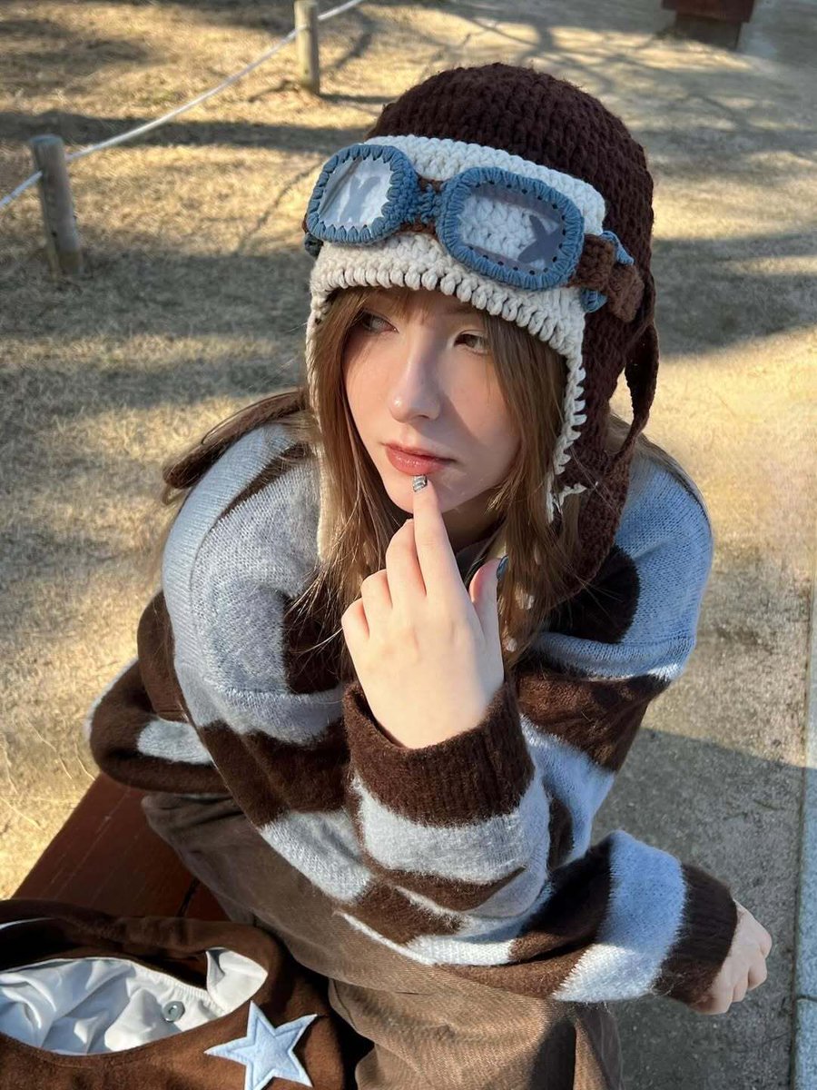 elfsackofficial's tweet image. This isn't a fashion statement, it's a social battery shield. And it has goggles. #elfsack
[🔗 Link to hat]