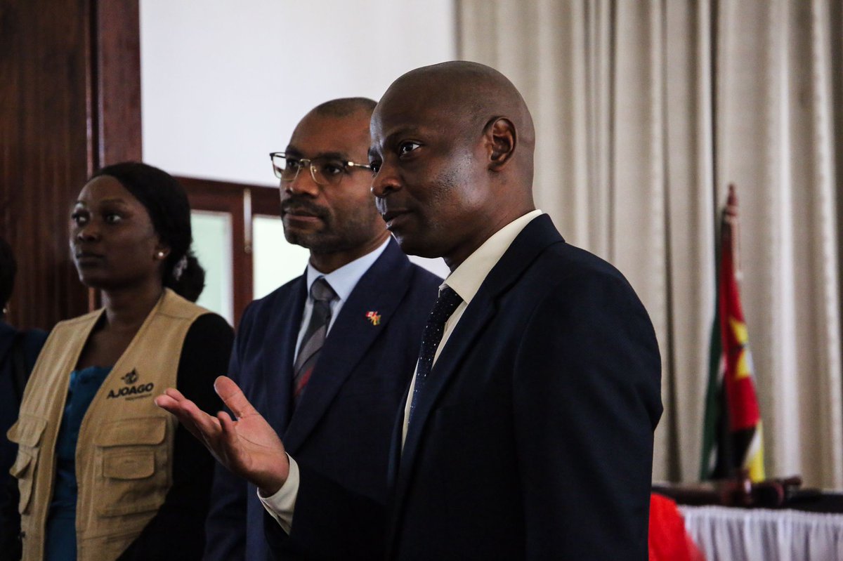 HCCanMozambique's tweet photo. Le Chef de mission @AndersonBlanc2 et l’#AmbassadriceDUnJour, Preciosa Tivane, ont discuté de la réponse du Canada aux inondations et du #CEFM avec l’administrateur du district de Chókwè. https://t.co/zwXk5moOGe