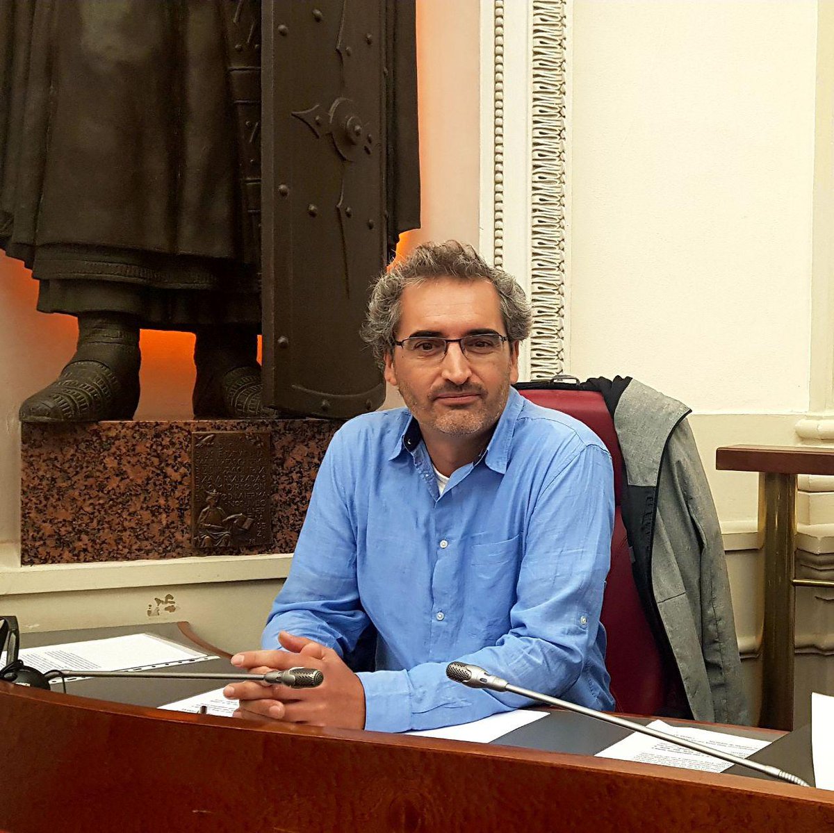 Elkarrekin Podemos IU reclama que el transporte público sea gratuito para estudiantes menores de 20 años y que se impulsen las Comunidades Energéticas Locales para combatir la crisis energética. radiollodio.com/2026/04/16/elk…