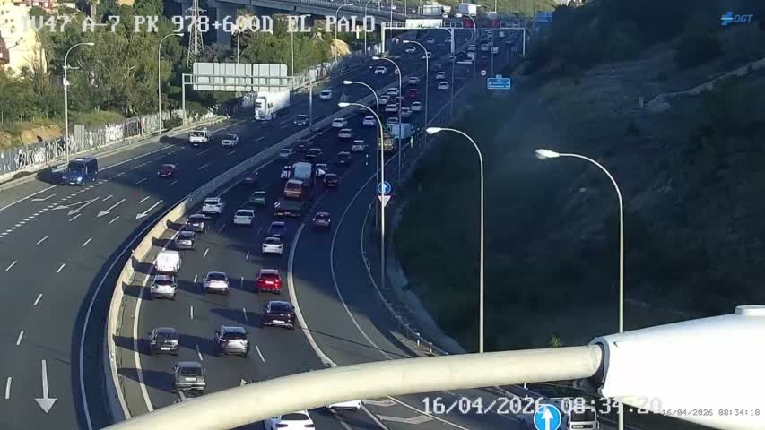 AxarquiaPlus's tweet image. #ESTAPASANDO
🔴 Accidente en la A-7 a la altura de Málaga-Este (zona entre La Cala del Moral y El Palo)

Un alcance registrado en la A-7, en el punto kilométrico 977, está provocando retenciones de más de 1 kilómetro en sentido de entrada a Málaga capital.
#AxarquiaPlus