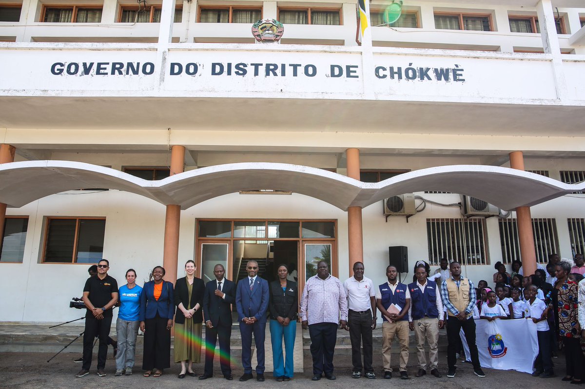 HCCanMozambique's tweet photo. Le Chef de mission @AndersonBlanc2 et l’#AmbassadriceDUnJour, Preciosa Tivane, ont discuté de la réponse du Canada aux inondations et du #CEFM avec l’administrateur du district de Chókwè. https://t.co/zwXk5moOGe