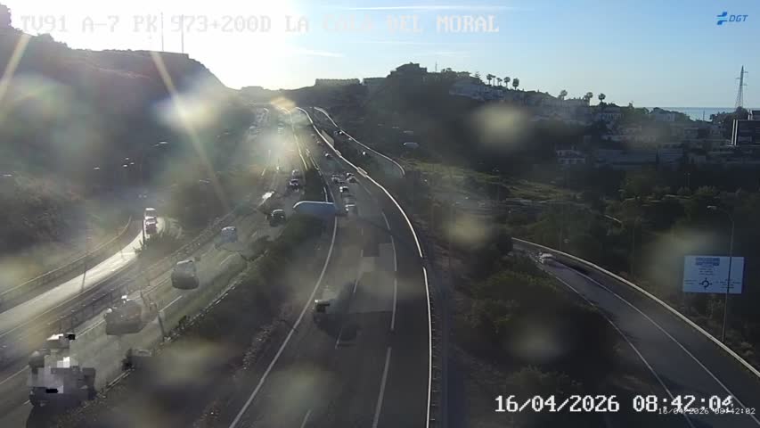 AxarquiaPlus's tweet image. #ESTAPASANDO
🔴 Accidente en la A-7 a la altura de Málaga-Este (zona entre La Cala del Moral y El Palo)

Un alcance registrado en la A-7, en el punto kilométrico 977, está provocando retenciones de más de 1 kilómetro en sentido de entrada a Málaga capital.
#AxarquiaPlus