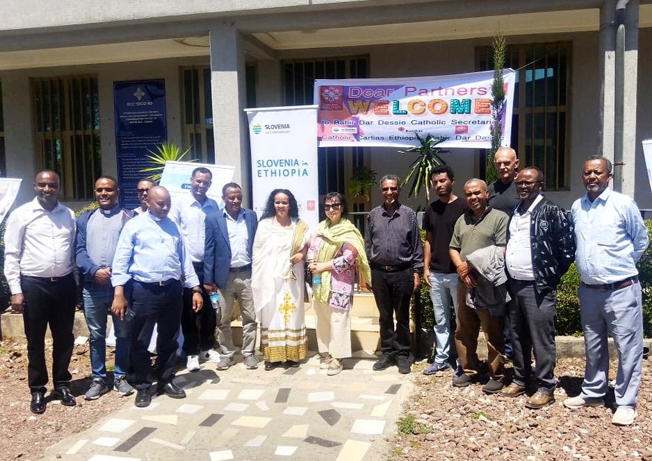 SLOinETH's tweet image. 🇸🇮 Amb. Radej, along with the @SLOinETH Team and representatives from Caritas &amp;amp; local authorities, toured the facility that will house #SlovenianAid shelter for #StreetChildren in Bahir Dar 🇪🇹. The pilot project will also include vocational training for children in #beekeeping🐝.