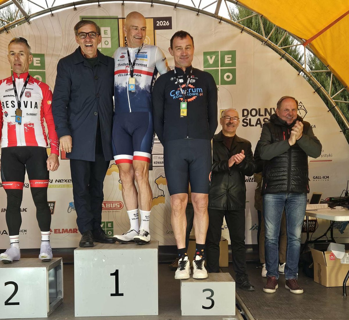 Dadelo_SA's tweet photo. Zawodnicy Centrum Rowerowe Team wystartowali w Sobótce w wyścigu Ślężański Mnich 

Marek Maciejewski zajął 3. miejsce Open i 2. w swojej kategorii. Na podium w swojej kategorii stanął także Ryszard Zawieruszyński.

W Dadelo wiemy, że nie tylko pracą człowiek żyje💪 https://t.co/KGZhGpCOZa