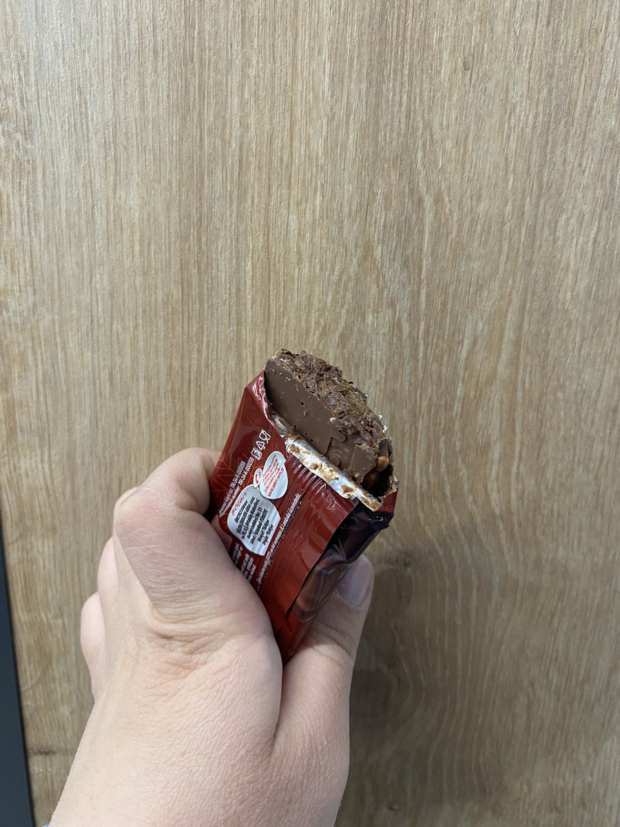 yorgunbulutt's tweet photo. @MyBiscolata tadını merak ederek almıştım ürünün yarısı yok üretim hatası beni buldu https://t.co/3XY2LSzmL4