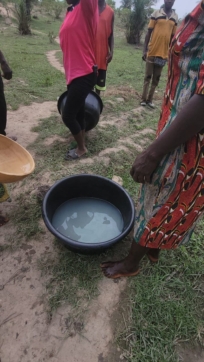 TrackaNG's tweet photo. Pregnant women in Chatti community share stream with Cattles and Reptiles‼️

ATTENTION @GovWike,
Chatti community is in Kuje Area Council, FCT and for  over 100 years, they wake up and head to a muddy contaminated stream shared with animals to get water. 

This is the only source of water for over 7,500 people; young, old, women, children.

Mrs. James, a pregnant woman, shared how she has to get to the stream by 5am to get water for her family. Water that is often polluted by cattle. Water that is unsafe, but she has no options.

In Chatti, the absence of clean water is only the beginning. No functional health facility. No school. No basic infrastructure.

We implore your office and the @FMWRNigeria, to facilitate the provision of clean water and other amenities for Chatti community.

#FixChatti