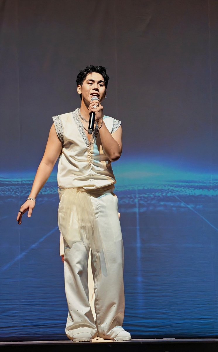 I don't know if it's just me but I'm always amazed and fascinated when I see you perform. You always shine on stage. Proud of you always Jok!!🫶

1ST ONE NAVIGATES SINGAPORE
<a href="/1stoneOfficial/">1ST ONE</a> #1stOne
<a href="/1stoneofc_joker/">1st One Joker</a> #1stOne_Joker
#UNAAsiaTour #UNAAsiaTourSingapore