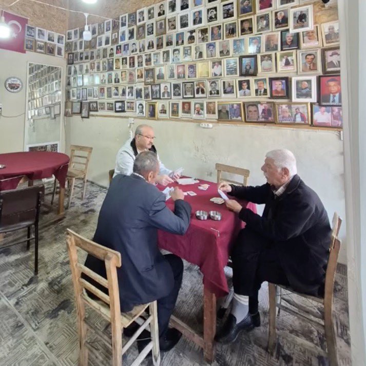 Adana'da hayatını kaybeden müşterilerinin fotoğraflarını duvara asan Ölüler Kıraathanesi:

"Bir gün senin de resmin buraya asılacak!"