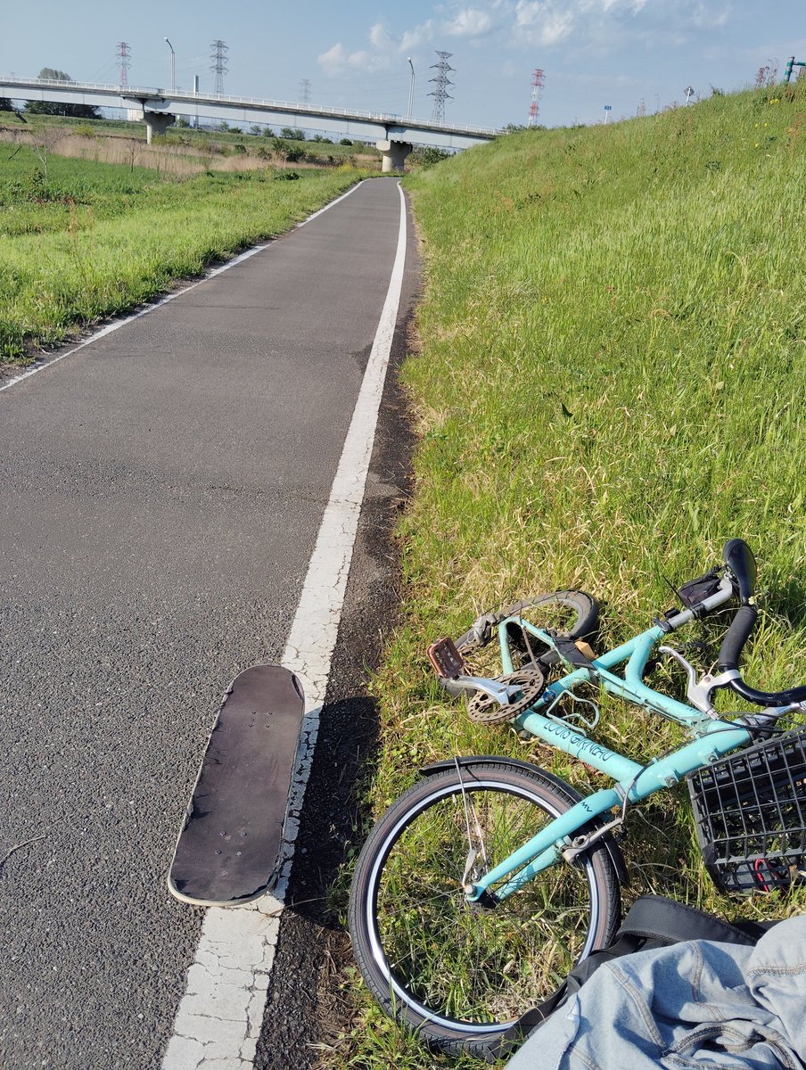 川越に引っ越して、初スケボー。サイクリングロード気持ち良い。癒やされる