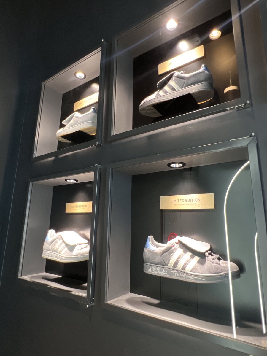 yuzumikan01081's tweet image. atmos行ってきた😊
実物はどっちの色も写真より薄い感じ
照明のせいなのかな？
常田さん言った通りスーパー可愛いよ！！
当てたい！！

写ったら恥ずかしいってしゃがんでくれたお姉さん、ありがとうございました☺️
ちょっと写ってた 笑
#常田大希
#adidas
#pointlessjourney