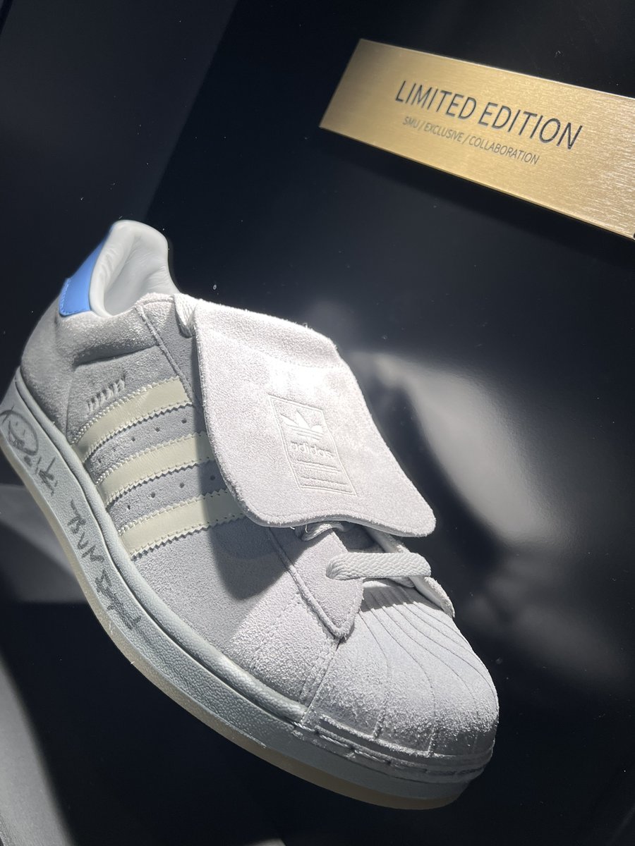 yuzumikan01081's tweet image. atmos行ってきた😊
実物はどっちの色も写真より薄い感じ
照明のせいなのかな？
常田さん言った通りスーパー可愛いよ！！
当てたい！！

写ったら恥ずかしいってしゃがんでくれたお姉さん、ありがとうございました☺️
ちょっと写ってた 笑
#常田大希
#adidas
#pointlessjourney