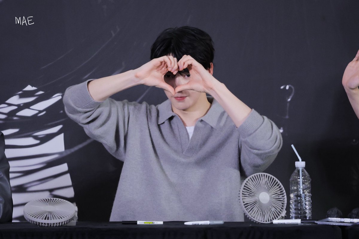 메이 tweet media