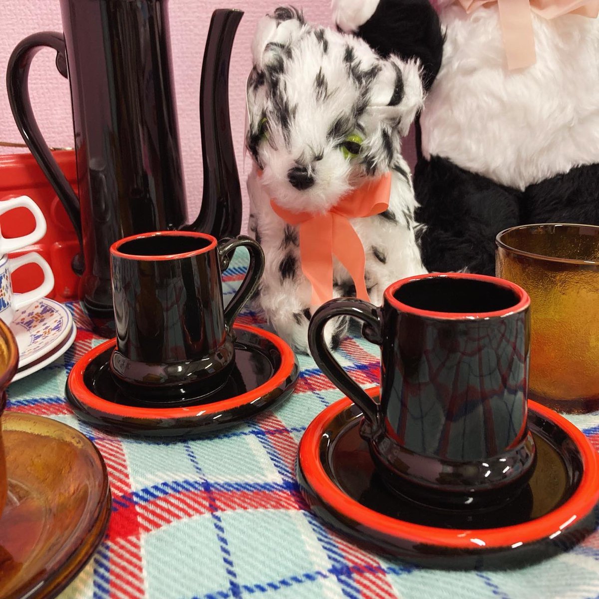 4/22(水)は平安蚤の市に出店させていただきます。
9〜16時
平安神宮前
ブースナンバー A-48
ノリタケやarcoroc等の日常使いにぴったりな、だけれどもちょっぴりデザインがユニークな食器
先日ご紹介いたしましたイギリス生まれのぬいぐるみ、今回はパンダちゃんと、えーっと、、猫？さんをお連れします
