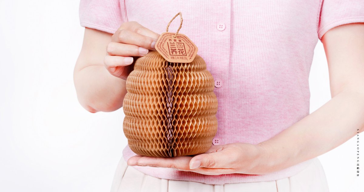 packagings's tweet image. The #honeycomb taken literally. Xi'an Gaopeng Design wrapped each jar in honeycomb eco-paper that protects, breathes, and lets the deep amber honey speak for itself through the lattice. 

packagingoftheworld.com/2026/04/honey-…

#Honey #PackagingDesign by Xi'an Gaopeng Design Team