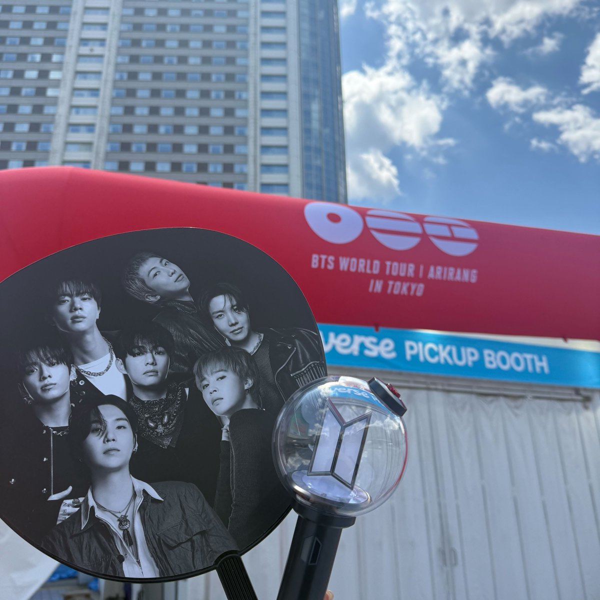 BTS_jp_official's tweet image. 『BTS WORLD TOUR 'ARIRANG'』OFFICIAL MERCHANDISE Weverse Shop 会場受取サービスの販売がスタートしました！

ご購入はこちら🛒
go.weverse.io/qt3S/wggvz3hr

ARMYのみなさんのご来場、お待ちしております！

#BTS #BTS_ARIRANG
#BTS_WORLDTOUR_ARIRANG
#BTS_WORLDTOUR_ARIRANG_JAPAN