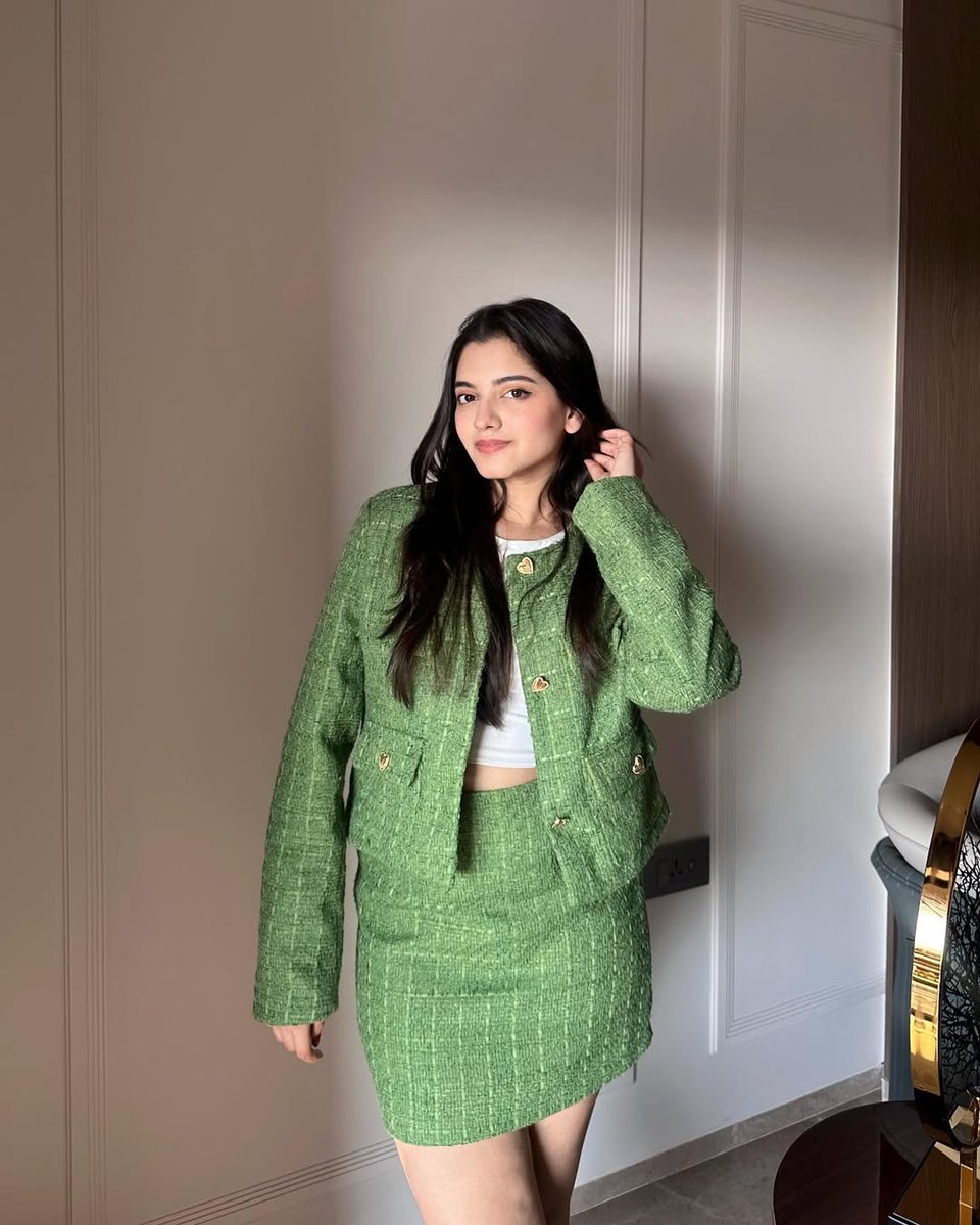 Sunno_Adams's tweet image. Serving confidence with a touch of elegance 💚✨

#StyleStatement #OOTD #FashionVibes #ChicLook #GreenOutfit #ElegantStyle #Confidence #ModernLook #FashionInspo #OutfitGoals