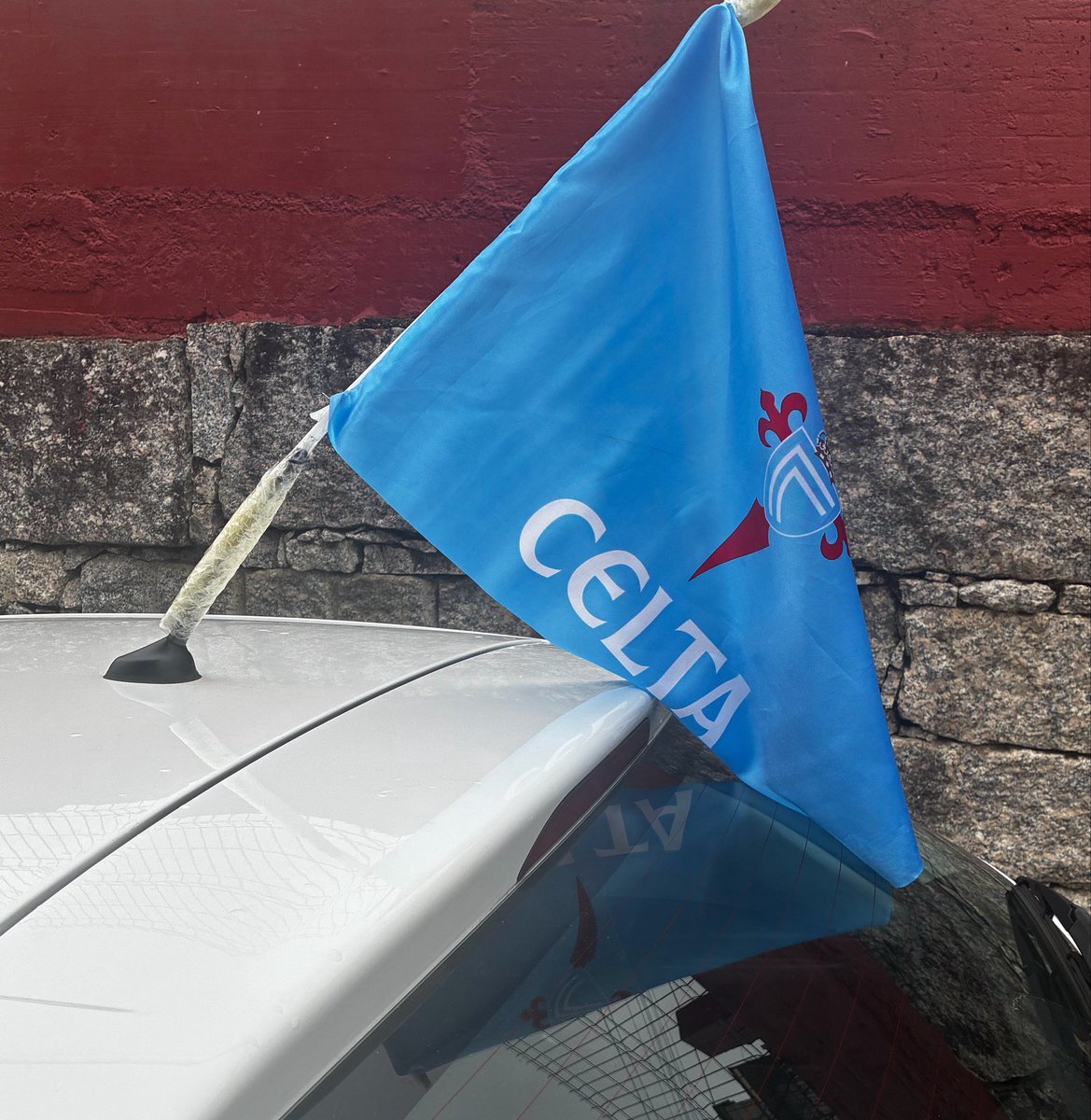 JLampon's tweet photo. Me paró la guardia civil en un control. Imaginé que me llamarían la atención por llevar así la antena del coche. Me vió y me dijo “hoy es el día, Aspas nos llevará a semis. Continué y recuerde que somos FILLOS DUNHA PAIXON” 🩵 https://t.co/qNqYHDIpIb