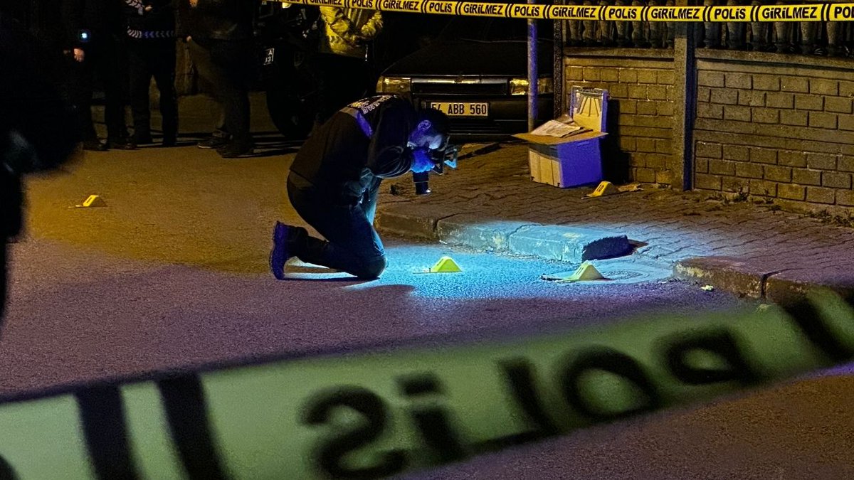 TurkgunGazetesi's tweet image. 📍 Adapazarı'nda film gibi çatışma: 3 sokak boyunca polisten kaçan şahıs okul önünde vuruldu!
turkgun.com/foto-galeri/gu…
#saldırı #sakarya #adapazarı #SONDAKİKA