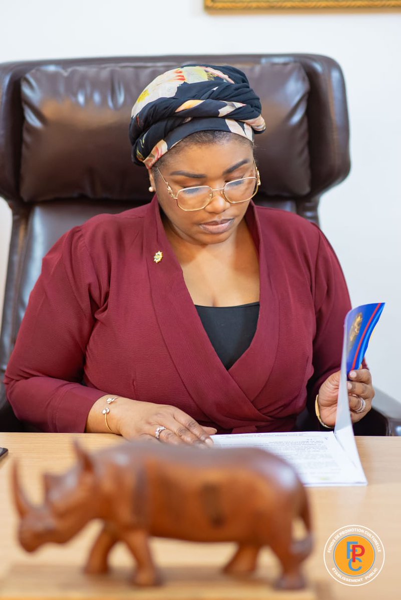 Fpculturelle's tweet photo. FINANCEMENT DE PROJETS CULTURELS

Madame le Directeur Général du Fonds de Promotion Culturelle (FPC) @BKafricandiva a procédé à la remise officielle des contrats de financement et des chèques à deux porteurs de projets culturels. https://t.co/xe8R0xAbxT