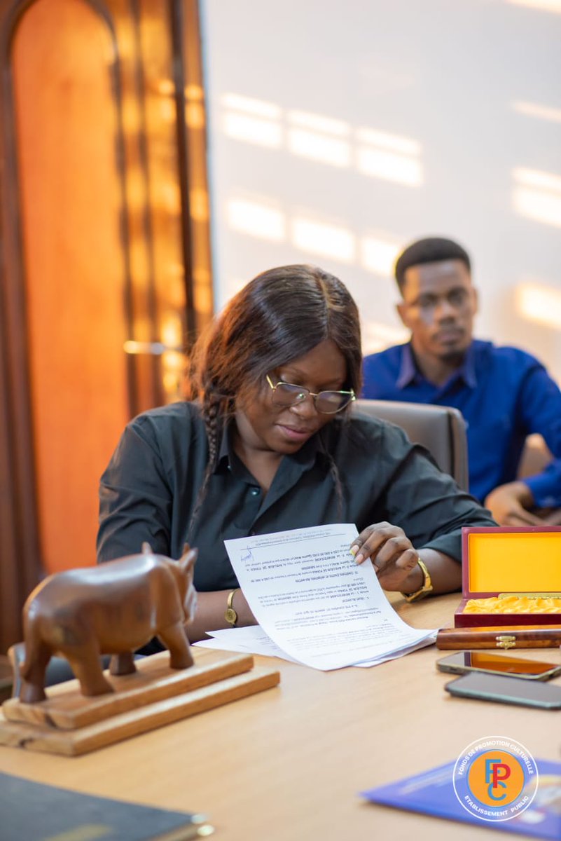Fpculturelle's tweet photo. FINANCEMENT DE PROJETS CULTURELS

Madame le Directeur Général du Fonds de Promotion Culturelle (FPC) @BKafricandiva a procédé à la remise officielle des contrats de financement et des chèques à deux porteurs de projets culturels. https://t.co/xe8R0xAbxT