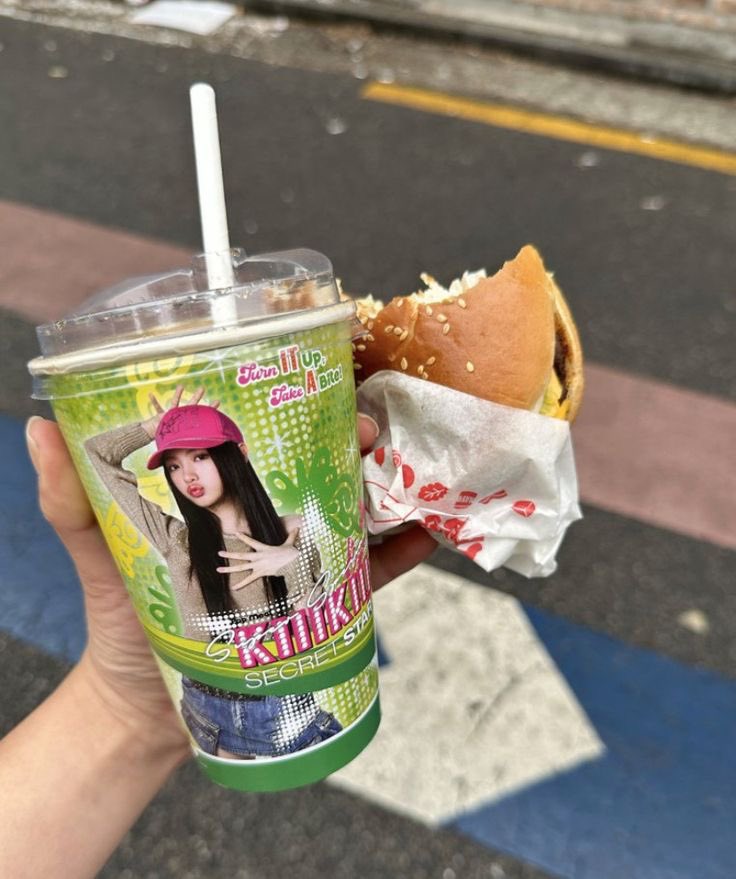 joyrtis's tweet image. drinking and eating corkiii #yum