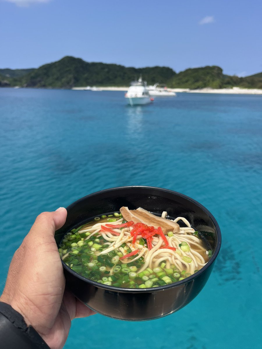 こんな贅沢なランチ、沖縄ソバは初めて！