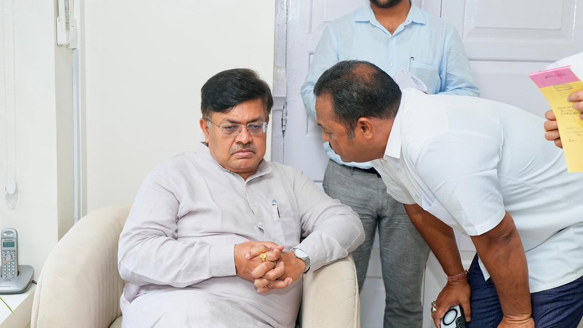 PrithivirajBJP's tweet image. ଆଜି ଭୁବନେଶ୍ୱରସ୍ଥିତ ସରକାରୀ ବାସଭବନଠାରେ ରାଜ୍ୟର ବିଭିନ୍ନ ସ୍ଥାନରୁ ଆସିଥିବା ଜନସାଧାରଣଙ୍କ ଅଭିଯୋଗ ଶୁଣିଲି । ସେସବୁର ତ୍ୱରିତ ସମାଧାନ ପାଇଁ ପ୍ରତିଶ୍ରୁତି ଦେଲି । ଲୋକଙ୍କ ସମସ୍ୟାର ତ୍ୱରିତ ସମାଧାନ କରିବା ଆମ ସରକାରଙ୍କ ପ୍ରାଥମିକତା

@BJP4Odisha
@BJP4India
@CMO_Odisha
@PMOIndia

#people #grievance #Bhubaneswar