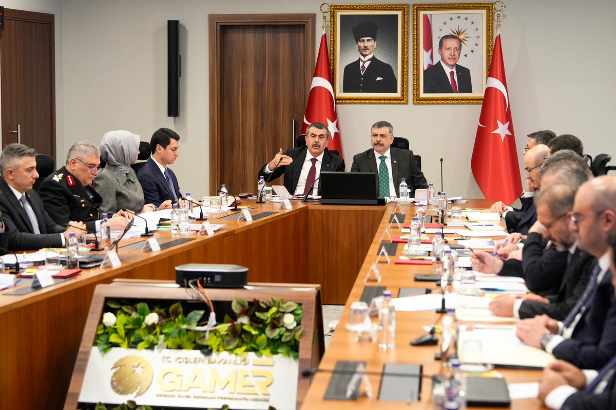 Okullarda alınacak güvenlik önlemleri için kritik toplantı.

İçişleri Bakanı Mustafa Çiftçi ve Milli Eğitim Bakanı Yusuf Tekin'in katılımıyla başlayan çevrim içi toplantıda, okullar ve çevrelerinde atılacak adımlar ele alındı.

tr.trthaber.com/1/1a876df7