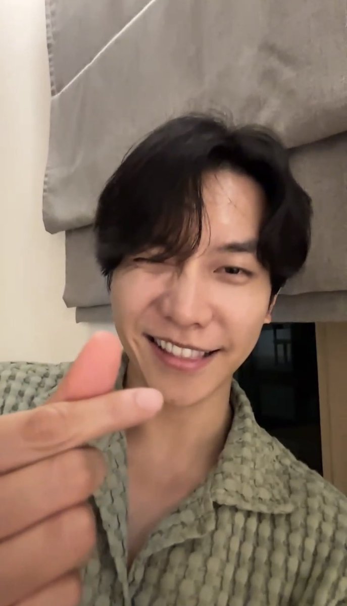 To me he's even more beautiful without any make up because he's such a natural beauty 🫠💖 (and a cutie too 🤭)
#LEESEUNGGI #이승기