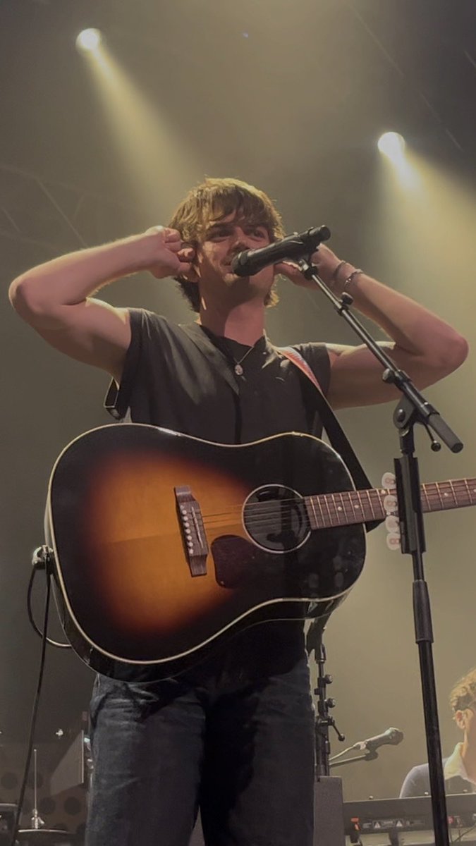 sadmusics's tweet image. still so grateful I got to see him in a tank top #ilovearm #amen