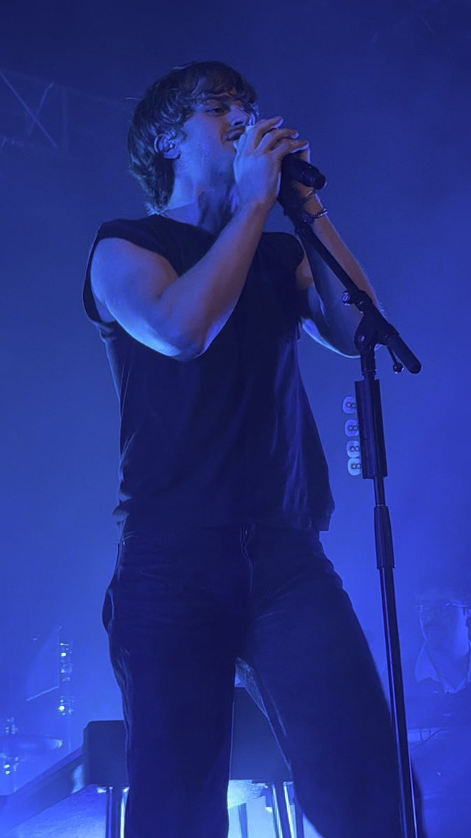 sadmusics's tweet image. still so grateful I got to see him in a tank top #ilovearm #amen