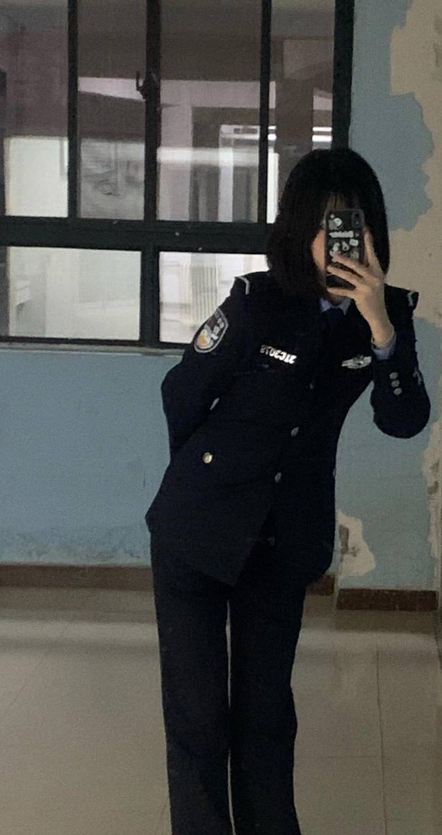 ParfaitePhoto's tweet photo. 你们只看到毛茸茸的外套，却想不到里面是真空吧？

不信你们来摸摸，放心吧，不会说你们袭警的🤭

#反差 #女警 https://t.co/akfahEWhn2