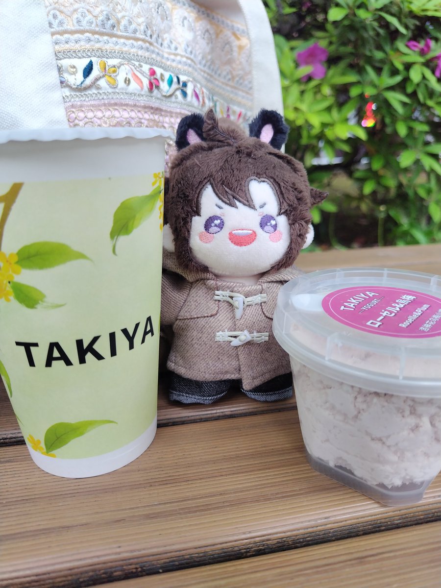 根津のつつじ祭りから、御徒町のTAKIYAさんへ😊
ジャスミンティーラテとヨーグルトを購入。近くの公園で食べてみた。
美味しい〜😳
ヨーグルトは濃厚なチーズのようなタイプ✨️
ドリンクもいろいろあったので、他のも試したいっ✨️