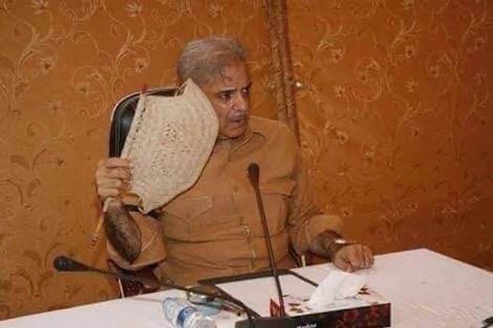 دودھ نو ابال کے میں جھلنیآں پکھیاں
گلی پھل نہ جاوے ماھی میرا
بتی بال کے ںنیرے اتے رکھ نیآں آں

۔🤣🤣🤣🤣🤣🤣🤣🤣🤣🤣