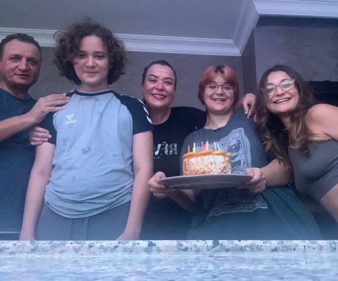 nuricelebi1453's tweet photo. BU AİLE HİÇ İSLAMCI GİBİ DURMUYOR
TÜRBANLI, İMAM HATİPLİ FALAN OLSAYDI
LAİKUS FAMİLYASI CİK CİK ÖTERDİ... https://t.co/Cga3cGQPsa
