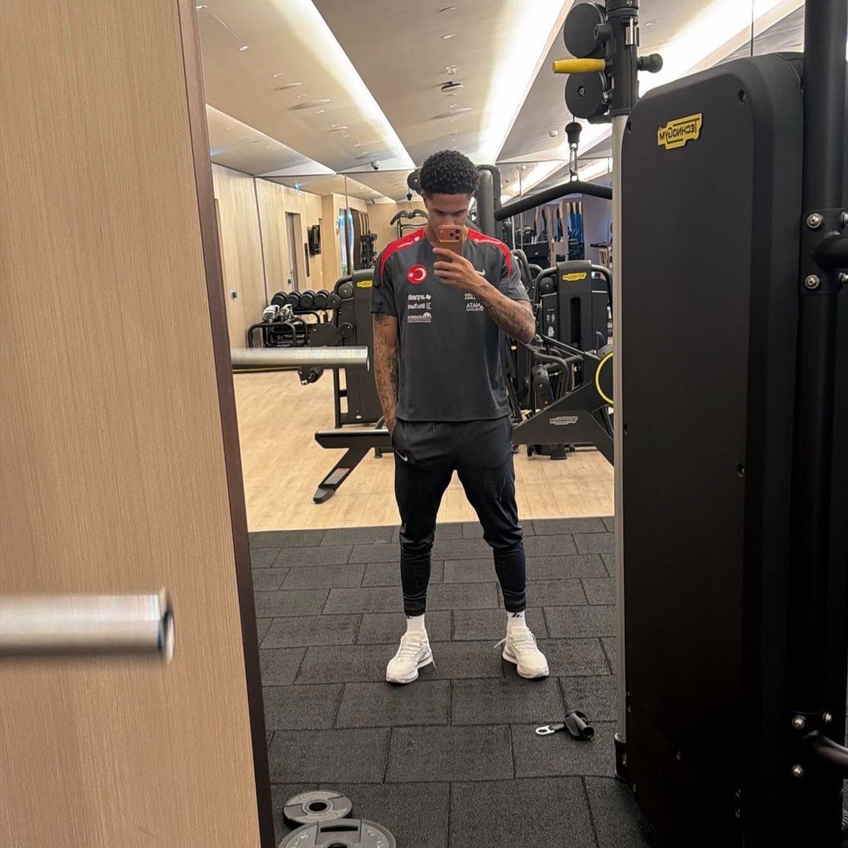 Siyah Çoraplılar tweet media