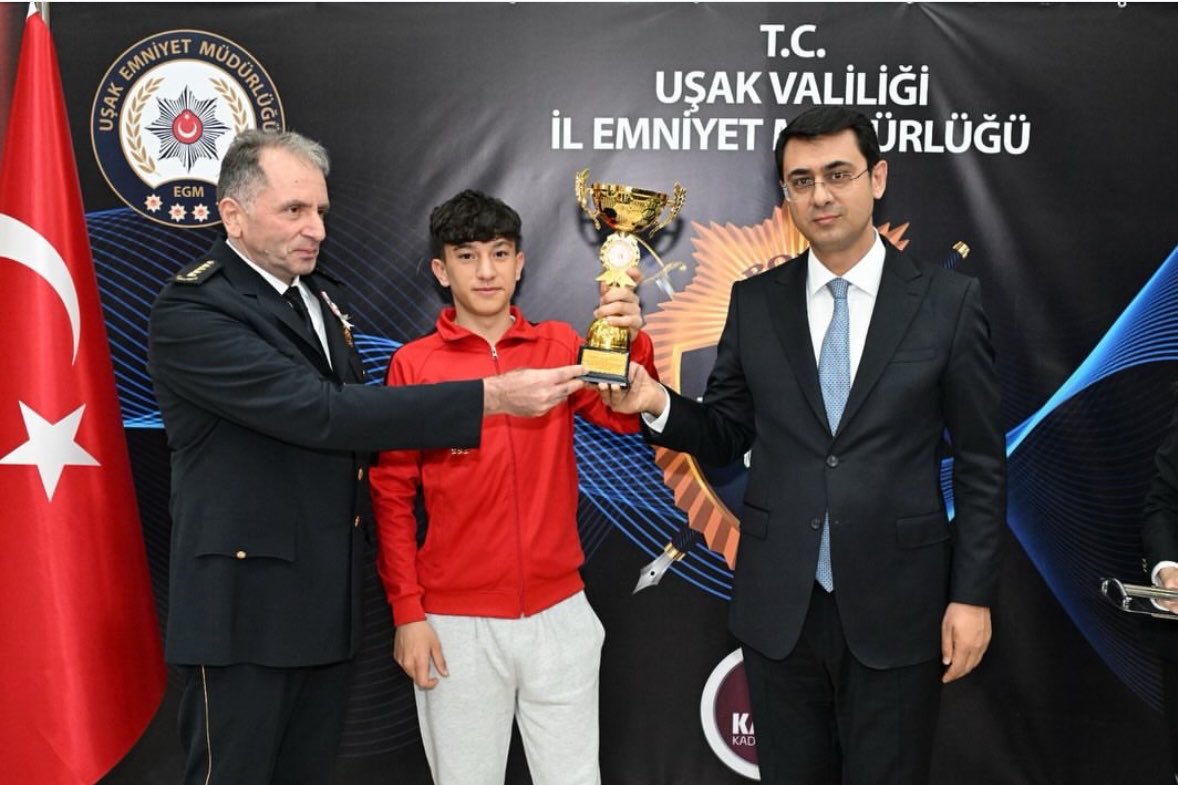 GSB_Usak's tweet photo. Polis Haftası🇹🇷
Polis Teşkilatının Polis Haftası kutlamaları kapsamında il müdürlüğümüzce “ Polis Haftası Sokaklar Bizim  5×5 Futbol  Turnuvası”düzenlendi. İl Emniyet Müdürlüğünce düzenlenen resepsiyonda dereceye giren takımlarımıza il protokolü tarafından ödülleri takdim edildi. https://t.co/BriVqj07Zt