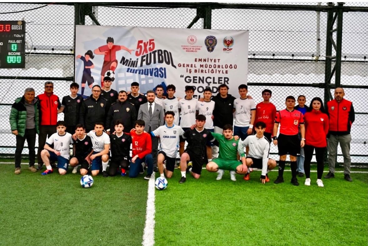 GSB_Usak's tweet photo. Polis Haftası🇹🇷
Polis Teşkilatının Polis Haftası kutlamaları kapsamında il müdürlüğümüzce “ Polis Haftası Sokaklar Bizim  5×5 Futbol  Turnuvası”düzenlendi. İl Emniyet Müdürlüğünce düzenlenen resepsiyonda dereceye giren takımlarımıza il protokolü tarafından ödülleri takdim edildi. https://t.co/BriVqj07Zt