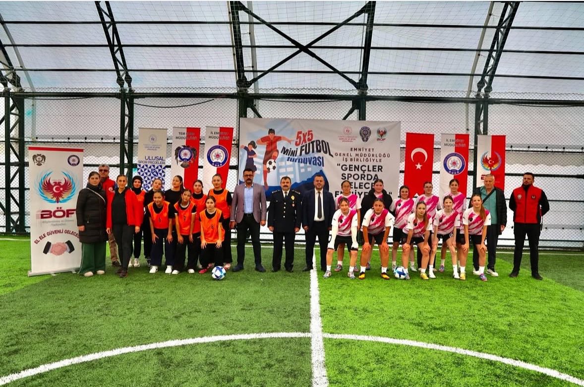 GSB_Usak's tweet photo. Polis Haftası🇹🇷
Polis Teşkilatının Polis Haftası kutlamaları kapsamında il müdürlüğümüzce “ Polis Haftası Sokaklar Bizim  5×5 Futbol  Turnuvası”düzenlendi. İl Emniyet Müdürlüğünce düzenlenen resepsiyonda dereceye giren takımlarımıza il protokolü tarafından ödülleri takdim edildi. https://t.co/BriVqj07Zt