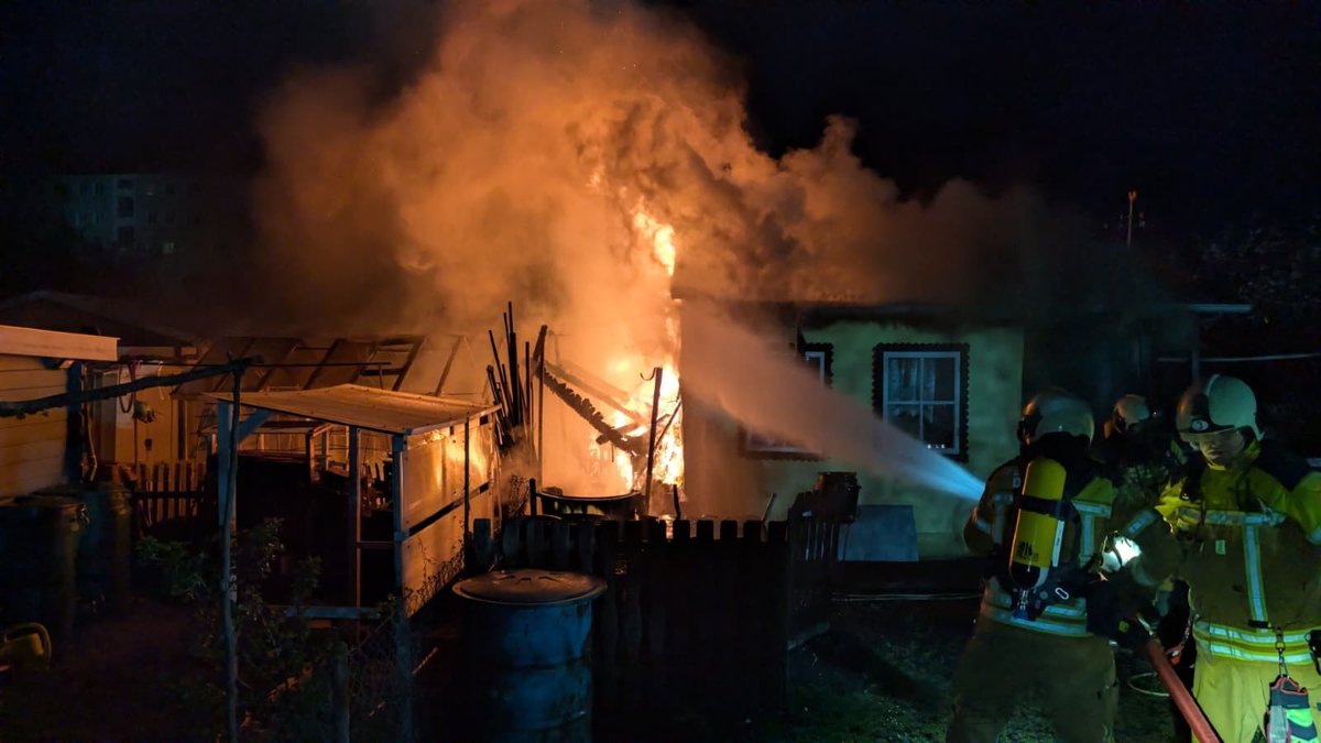DresdenNews's tweet image. Großeinsatz in Dresden-Gruna: Eine Gartenlaube steht in Flammen – die Feuerwehr verhindert Schlimmeres. Was bisher bekannt ist:
sachsen-fernsehen.de/brand-in-klein…
#Dresden #Feuerwehr #Brand