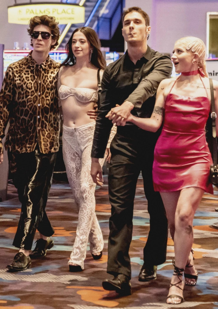 Avcesar's tweet image. Le prochain Sean Baker (Anora) chez le nouveau label Clockwork #b2b #cinema #clockwork #seanbaker #warner #anora dlvr.it/TS3nwJ