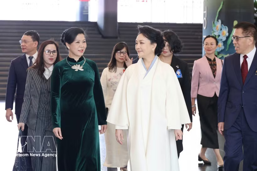 Lewisisazuo's tweet photo. 这次苏林访华，彭丽媛穿的是交领汉服，搜了下，当上第一夫人以后她13年在哥斯达黎加穿过，但搜图还是比较偏贴身裁剪，24年也穿过一次，但看还是有扣子，这次的衣服完全用中式理念去做 https://t.co/cWAxL9HAW3