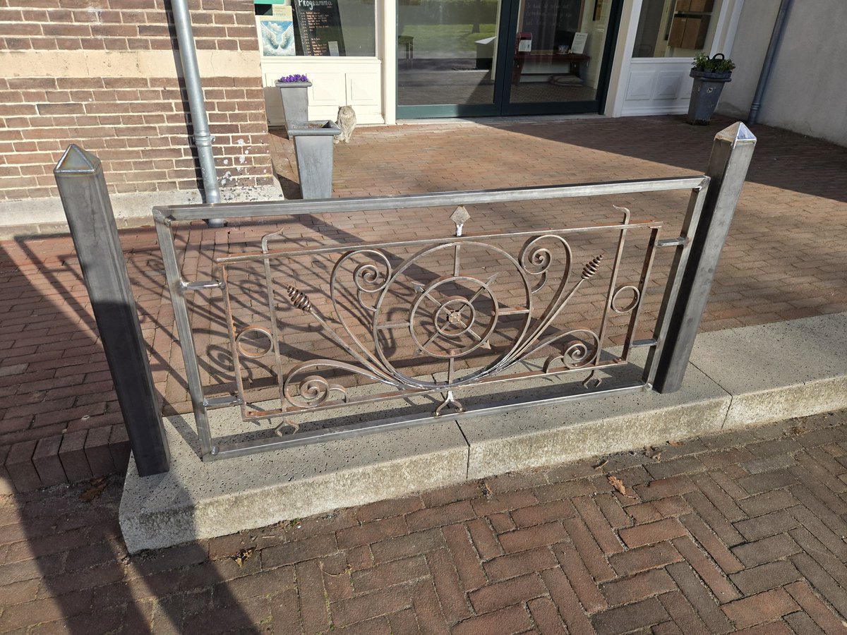 buitenbouwer's tweet image. Als je oude hekjes op #SanctaMaria #nijmegen laat opknappen door een kunstenaar......
Dan trek er maar een paar dagen voor uit... 😉